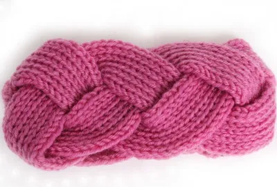 Produktbild von Rosa gestricktes Stirnband für den Winter – wärmend und dezent modern