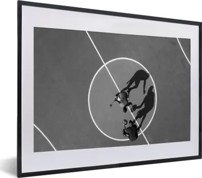 Produktbild von MuchoWow® Gerahmtes Poster Vogelperspektive Basketball - schwarz und weiß 40x30 cm - Poster mit Schwarzem Bilderrahmen Wandposter Rahmen Foto Bilder - Bilderrahmen - Poster im Rahmen