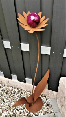 Produktbild von Skulptur Blume Palermo Corten 120 cm mit Kugel in violett lila mit Standfuß Edelstahl Cortenstahl Dekoration Garten