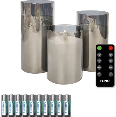 Produktbild von FlinQ LED-Kerzen mit beweglicher Flamme im Smoke-Glas – inkl. Batterien & Fernbedienung mit Timer & Dimmfunktion – Stabkerzen – 3er-Set – Silber