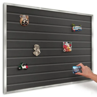 Produktbild von Magnettafel 100x70 cm in einem silbernen Rahmen - Magnetische Metalltafel, Magnetpinnwand zur Wandmontage für Wohnzimmer, Küche, Flur, Kinderzimmer und Büro - Paneeltextur