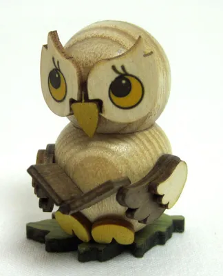 Produktbild von Kuhnert - Eulenkind mit Buch zum Stellen- Holzfigur ca. 4 cm