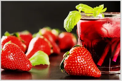 Produktbild von Wallario Wandbild Erdbeer-Mojito - Frische Erdbeeren, Größe: 61 x 91,50 cm, Poster mit weißem Aluminiumrahmen