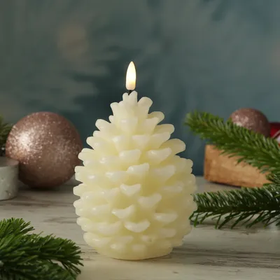 Produktbild von LED Kerze Tannenzapfen - Echtwachs - Timer - H: 15,5cm - D: 10,5cm - Batteriebetrieb - creme