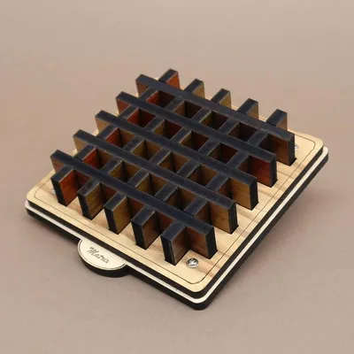 Holzspiel „Matrix“ mit verzahnter Gitterstruktur – ein herausforderndes Denkspiel für echte Knobelfans.