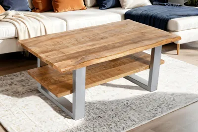 Produktbild von Couchtisch 115x65 cm Patrick, Sofatisch/Beistelltisch mit Ablage, Mangoholz massiv, raue & naturbelassene Oberfläche lackiert, U-Metallgestell Silber, echte Baumkante