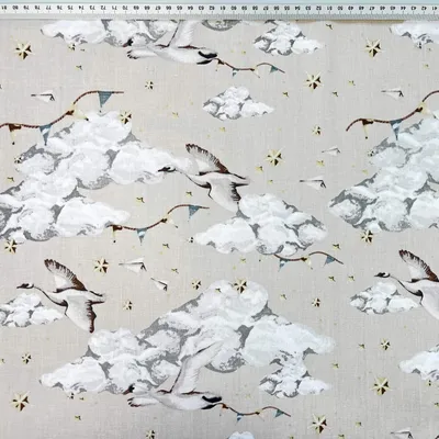 Produktbild von Baumwolle 100% Vögel Gänse in den Wolken auf beigem Hintergrund