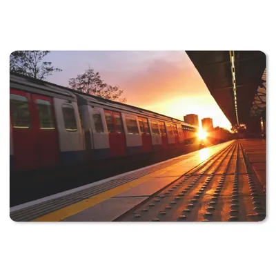 Produktbild von MuchoWow® Schreibtischunterlage Sonnenstrahlen entlang des rot-weißen Zuges 60x40 cm - XXL Mauspad - Großes Mauspad