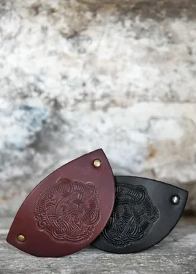 Produktbild von Kleine Haarspange aus Leder mit Wikinger-Motiv & Metall-Clip Braun