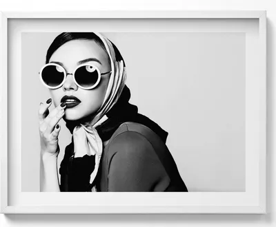 Produktbild von Schwarz-Weiß-Porträt einer Frau im Glamour-Stil– Wandbild mit Rahmen – Gerahmtes Bild  – Wanddekoration – 80x60 cm –  Weiß Rahmen