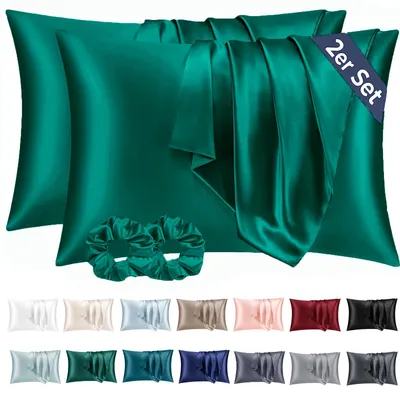 Produktbild von Set mit 2 Satin-Kissenbezügen (50 x 70 cm), dunkelgrün, seidig weich, pflegeleichter als Seidenkissenbezüge, inklusive 2 Haargummis.