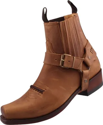Auf dem Bild ist ein brauner Stiefel zu sehen der von der rechten Seite abgebildet ist. Der Stiefel hat eine klare Form und zeigt details wie eine bewegliche Schnürung und eine robuste Sohlenkonstruktion.