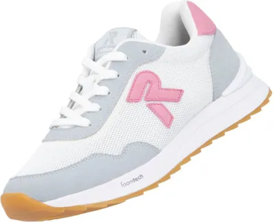 Auf dem Bild ist ein weißer Freizeitschuh abgebildet der von der Seite betrachtet wird. Der Schuh hat eine schlichte Form mit einer hellen Sohle und einem luftigen Design.