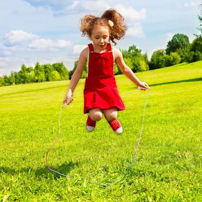Produktbild von Springseil für Kinder - 20 cm verstellbarer Holzgriff - 7 Farben Regenbogenseil - Outdoor-Übung und Spiel - ideal für Geburtstage - Kinderfitness - Spielzeug für Jungen und Mädchen