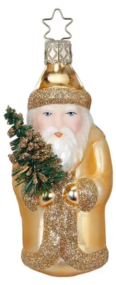 Eine mundgeblasene Glasfigur als Weihnachtsmann in champagnergoldener Robe mit glitzerndem Saum, der eine kleine grüne Tanne hält.