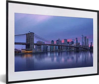 Produktbild von MuchoWow® MuchoWow® Gerahmtes Poster New York hinter der Brooklyn Bridge 60x40 cm - Poster mit zchwarzem Bilderrahmen - Schlafzimmer - Plakat in Rahmen - Drucken