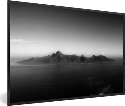 Produktbild von MuchoWow® MuchoWow® Gerahmtes Poster Berge im Pazifischen Ozean auf der Insel Mo'orea in Schwarz und Weiß 30x20 cm - Poster mit zchwarzem Bilderrahmen - Kunstdruck - Bild-Poster