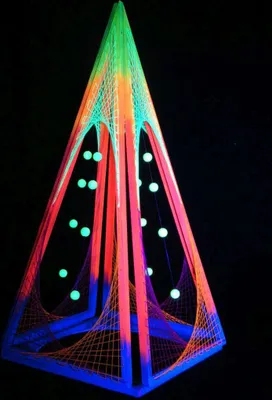 Produktbild von PSYWORK Schwarzlicht 3D StringArt Stern "Convertible Pyramid", 3m