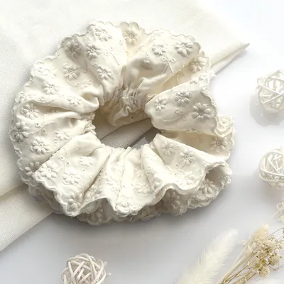 Image de Chouchou classique en tissu brodé Vintage Chic Beige