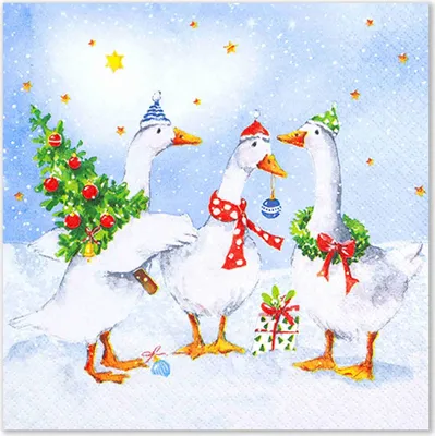 Serviettenmotiv mit drei weißen Gänsen im Schnee mit Weihnachtsaccessoires wie Mützen Schal Geschenk und geschmücktem Baum vor winterlichem Sternenhimmel