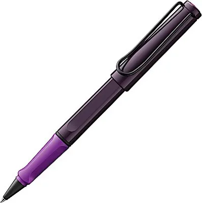Produktbild von LAMY safari moderner Tintenroller 3D7 aus robustem Kunststoff in violett-himbeere mit ergonomischem Griff und selbstfederndem Metallclip, inkl. Tintenrollermine M 63 M schwarz