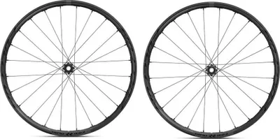 Produktbild von Fulcrum Rapid Red 3 Db 28´´ Disc Tubeless Gravel-laufradsatz Silber 12 x 100 / 12 x 142 mm / Shimano Micro Spline Silber 12 x 100 / 12 x 142 mm