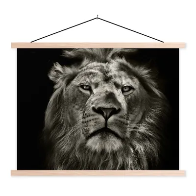 Produktbild von MuchoWow® Textilposter Löwe - Tiere - Porträt - Wildtiere - Schwarz und weiß 120x90 cm mit holzfarbenen Rahmen - Magnetisch
