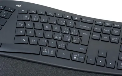 Produktbild von Logitech Ergo K860 Kabellose geteilte Tastatur - CZ/SK