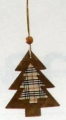 Der Weihnachtsbaum-Anhänger ist aus braunem Holz gefertigt und hat die Form eines Weihnachtsbaumes.