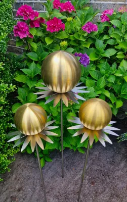 Produktbild von Blütenzauber Milano 3er Set Rosenkugel 15/10/10 cm Edelstahl gold matt Gartenstecker Deko mit Stab 80 cm