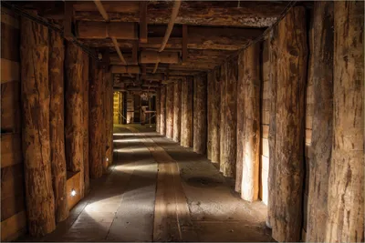 Produktbild von Wallario selbstklebendes Poster - Alter Tunnel in einer Salzmine in Polen, Größe: 61 x 91,50 cm