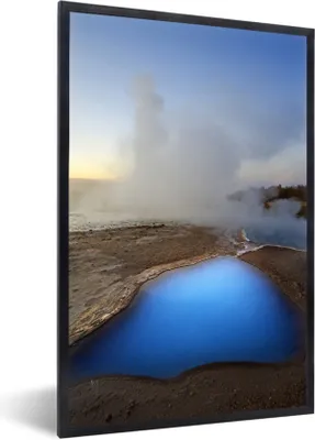 Produktbild von MuchoWow® Gerahmtes Poster Luftaufnahme des Geysirs in Island mit leuchtend blauem Wasser 60x90 cm - Poster mit Schwarzem Bilderrahmen Wandposter Rahmen Foto Bilder - Kunst