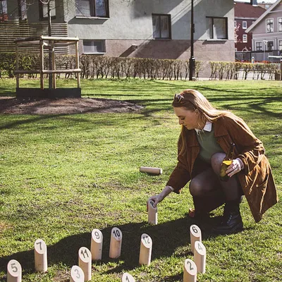 Obrázek produktu pro QEENTOE Kubb, vikingská hra, dřevěná hra na házení, vhodná pro venkovní použití, vyrobená z borového dřeva a obsahující 12 dřevěných figurek, , dřevěná kuželková hra