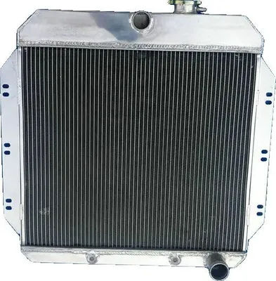 Productafbeelding van Aluminiumradiator, kernmaat 550mm x 435mm x 62mm, totale afmetingen 630mm x 560mm x 85mm, inlaatdiameter 38mm, uitlaatdiameter 45mm, compatibel met Chevy V8 ombouwsets voor auto's van 1949-1954