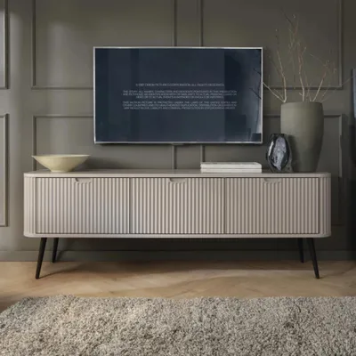 Produktbild von Lowboard Porto 168 cm Cashmere mit Drei Türen, Gerillten Fronten und Schwarzen Metallfüßen
