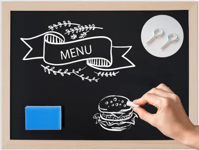 Produktbild von Schwarze Kreidetafel 60×80 cm – abwischbare Wandtafel zum Beschriften von Menüs und Notizen