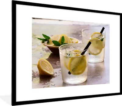 Produktbild von MuchoWow® Gerahmtes Poster Ein kaltes Glas Wasser mit Zitronenscheiben 80x60 cm - Poster mit Schwarzem Bilderrahmen Wandposter Rahmen Foto Bilder - Schlafzimmer-Dekorationen - Fotoposter