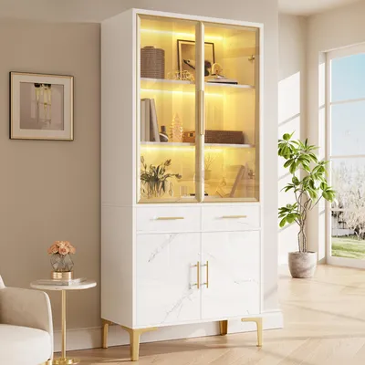 Imagen del producto de Vitrina Flieks con puertas de cristal en marco dorado, iluminación LED controlable mediante aplicación, armario para sala de estar con patas de metal curvadas, vitrina de pie, color blanco, Imagen generada por IA