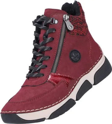 Das Bild zeigt einen roten Stiefel der seitlich betrachtet wird. Die Oberfläche des Stiefels erscheint glatt und glänzend mit einer markanten Form.