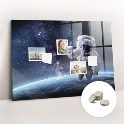 Imagen del producto de Pizarra magnética de pared, con superficie de vidrio y diseño arqueado. Incluye 5 imanes. Dimensiones: 100 x 70 cm. Diseño: Astronauta