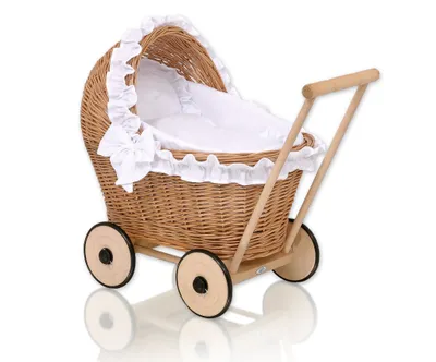 Produktbild von Dockvagn MY SWEET BABY in Weiß mit Bettwäsche aus natürlichem Rattan und Holzuntergestell für Puppen