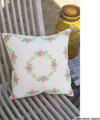 Produktbild von Auslaufmodell Vervaco Zählmuster Stickkissen "Girlande mit Rosen"