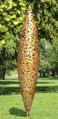 Produktbild von Casa Padrino Designer Garten Skulptur Zapfen Kegel Rostfarben Ø 40 x H. 200 cm - Handgefertigte Gartenfigur - Luxus Garten Dekoration