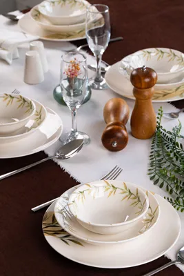 Produktbild von Hermia Concept, Hochwertiges Dinner Set (18 Teile) aus 100% Porzellan, 25 cm, 19 cm, 14 cm