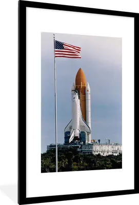 Produktbild von MuchoWow® Gerahmtes Poster Eine Raumfähre auf der Startrampe mit der amerikanischen Flagge 60x90 cm - Poster mit Schwarzem Bilderrahmen Wandposter Rahmen Foto Bilder - Dekoration - Wandposter Wohnzimmer - Hochwertig