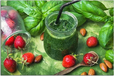 Produktbild von Wallario Outdoor-Poster für Garten oder Balkon, Motiv Grüner Smoothie mit Erdbeeren, in ca. 61 x 91,50 cm