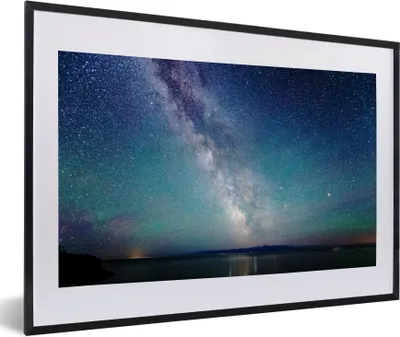 Produktbild von MuchoWow® Gerahmtes Poster Milchstraße über einer großen Wasserfläche 60x40 cm - Poster mit Schwarzem Bilderrahmen Wandposter Rahmen Foto Bilder - Schlafzimmer - Plakat in Rahmen - Drucken