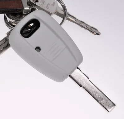 Zdjęcie produktu dla Pokrowiec na kluczyk samochodowy silikonowy szary kompatybilny z FIAT Panda Brava Bravo Punto Stilo 1-przyciskowy pilot radiowy