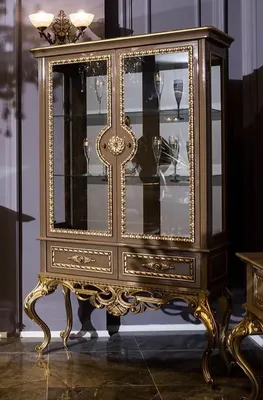 Produktbild von Casa Padrino Luxus Barock Vitrine Grau / Gold 125 x 43 x H. 193 cm - Edler Massivholz Vitrinenschrank mit 2 Glastüren und 2 Schubladen - Barock Möbel