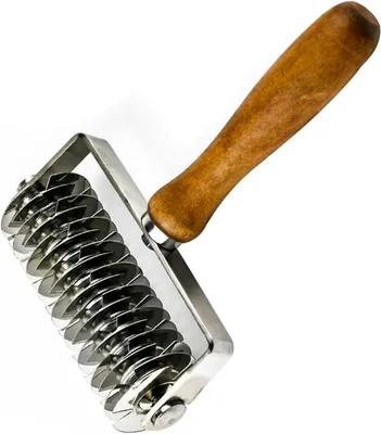 Imagen del producto de Rodillo para masa con función de corte, de acero inoxidable, con mango de madera, ideal para galletas y pizza